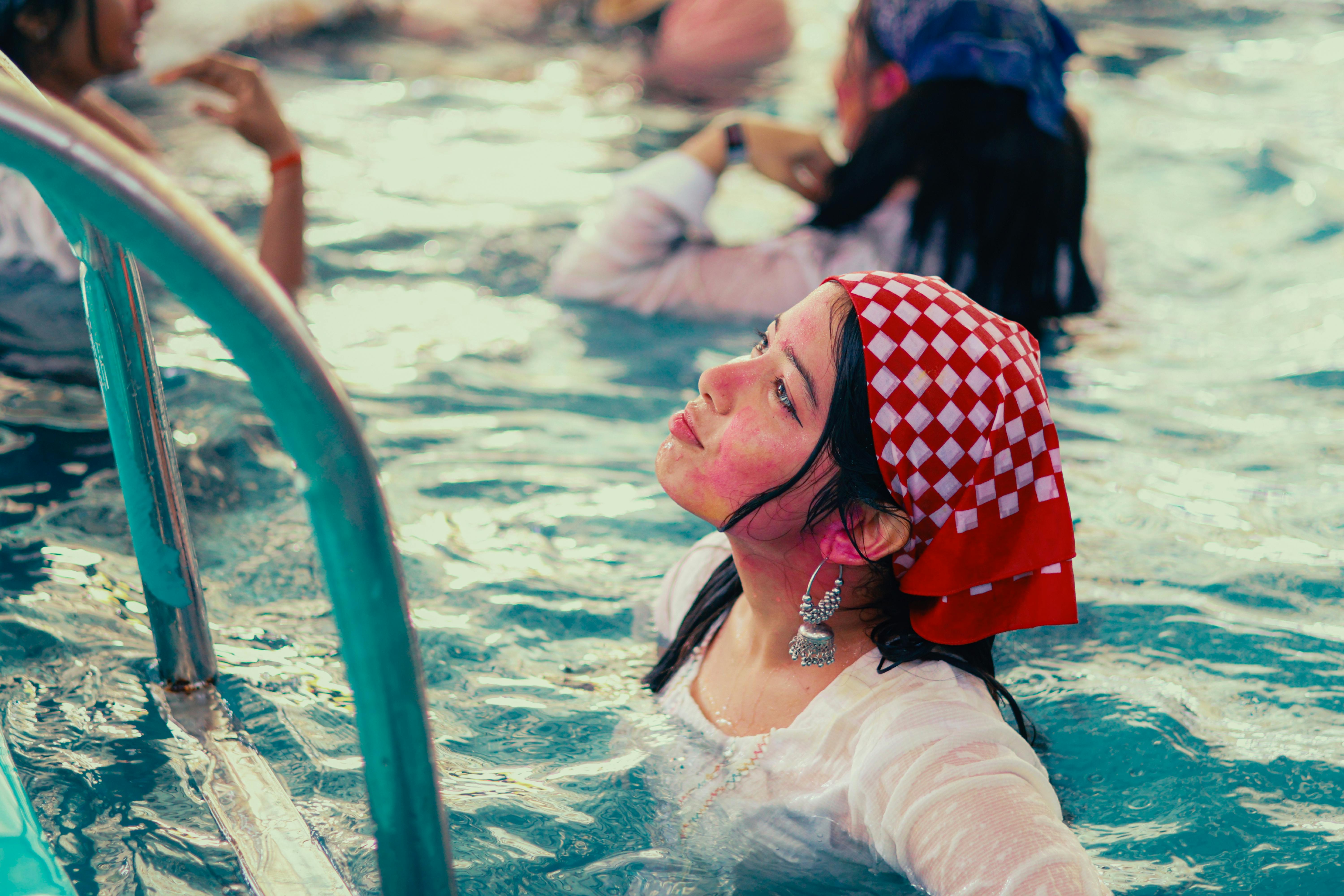 《镜头之外》海报图